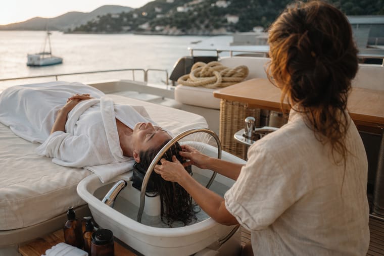 Poste de head spa installé sur le pont d'un yacht au coucher du soleil