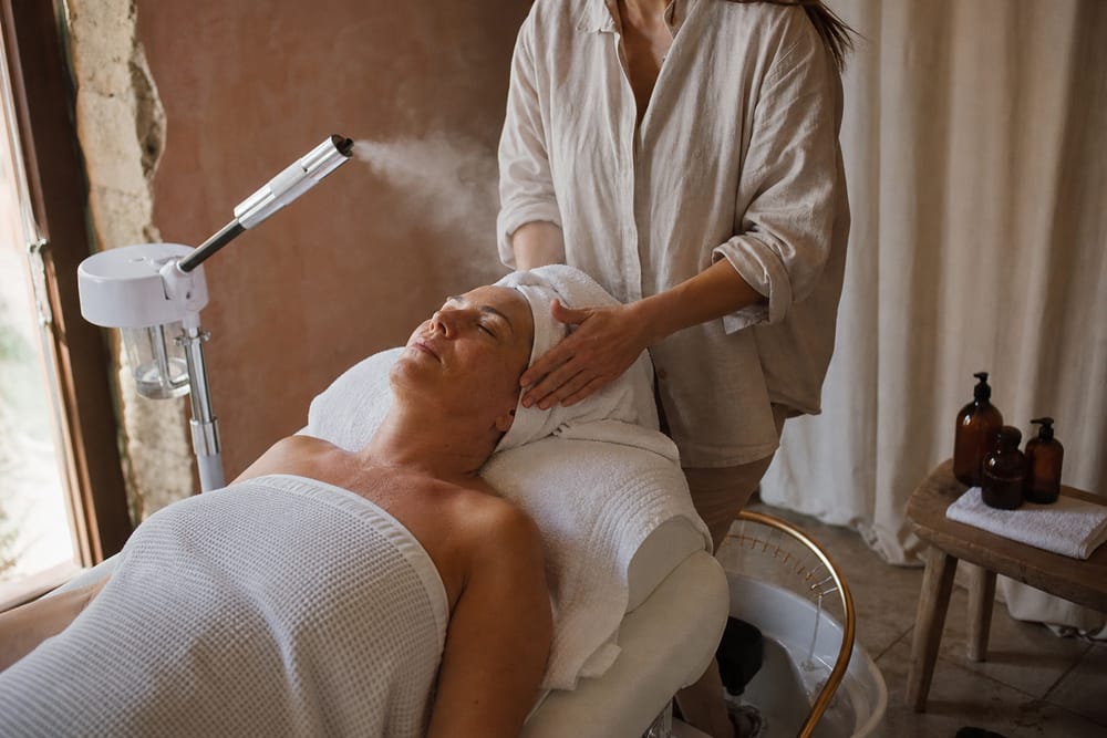 Vapeur tiède autour des cheveux d'une cliente enveloppés dans une serviette